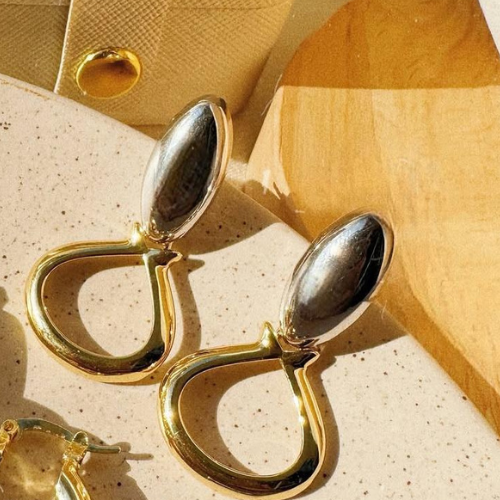 Aretes Bicolor en Acabado Metálico – Diseño Elegante en Dorado y Plateado