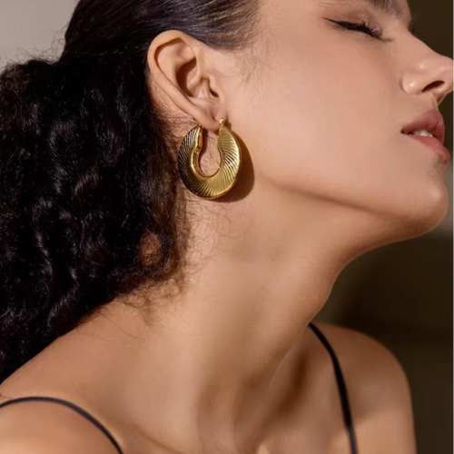 ✨ Aretes en Forma de Media Luna Texturada – Dorados