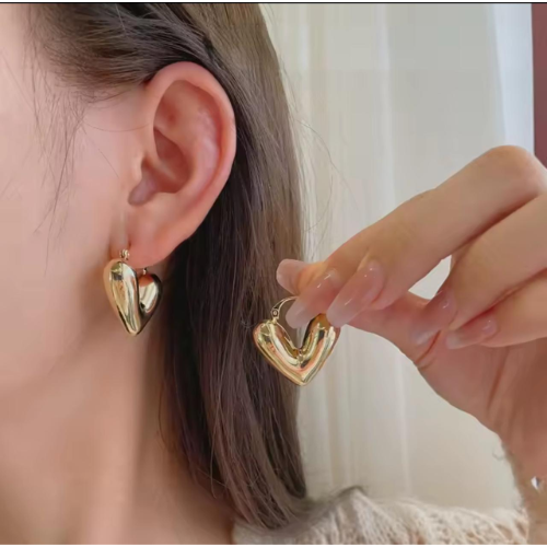 Aretes Corazón Dorado – Diseño Inflado y Brillante