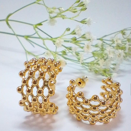Aretes Dorados en Diseño de Malla Esférica – Estilo Elegante
