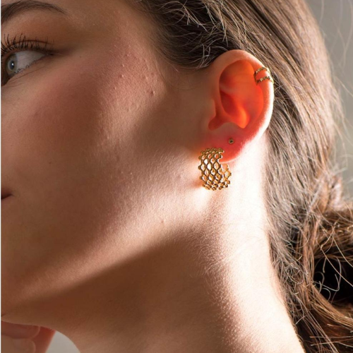 Aretes Dorados en Diseño de Malla Esférica – Estilo Elegante