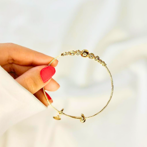 Manilla Dorada con Esferas Texturizadas – Elegancia Minimalista