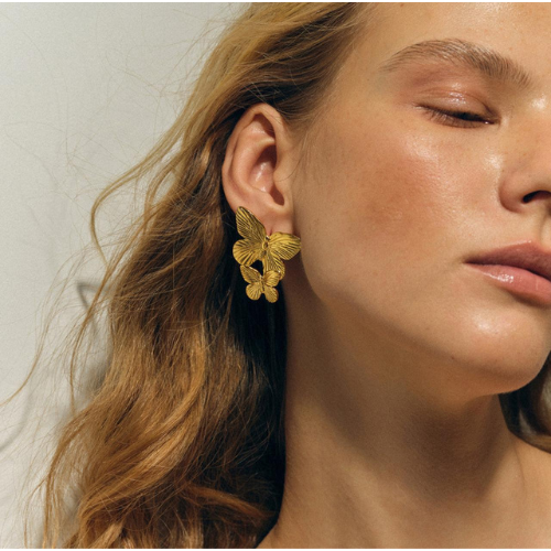 Aretes Dorados Mariposa Elegante