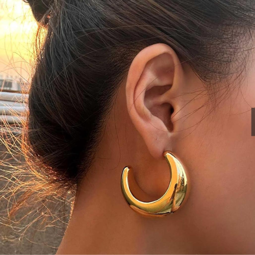Aretes Dorados en Forma de Luna