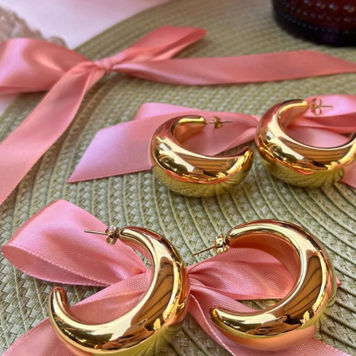Aretes Dorados en Forma de Luna