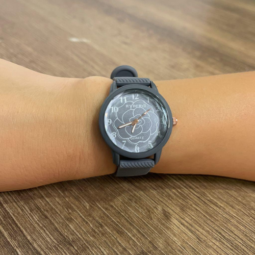 Reloj Análogo con Esfera Floral y Correa Gris