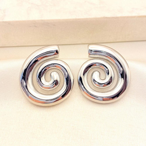 🌙 Aretes de Acero en Forma de Caracol – Elegancia Única