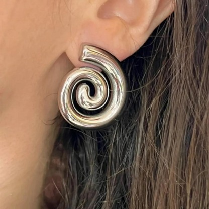 🌙 Aretes de Acero en Forma de Caracol – Elegancia Única