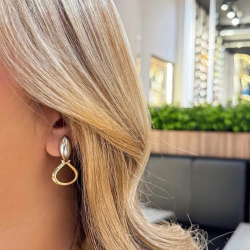 Aretes Bicolor en Acabado Metálico – Diseño Elegante en Dorado y Plateado