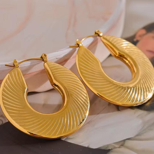 ✨ Aretes en Forma de Media Luna Texturada – Dorados