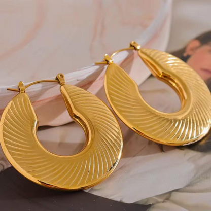 ✨ Aretes en Forma de Media Luna Texturada – Dorados