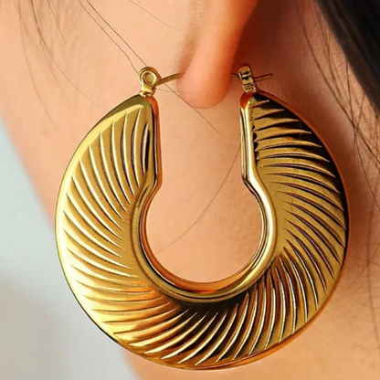 ✨ Aretes en Forma de Media Luna Texturada – Dorados