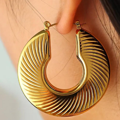 ✨ Aretes en Forma de Media Luna Texturada – Dorados