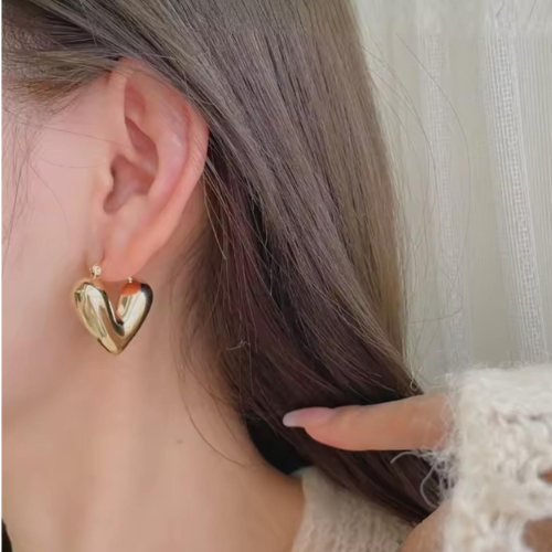 Aretes Corazón Dorado – Diseño Inflado y Brillante
