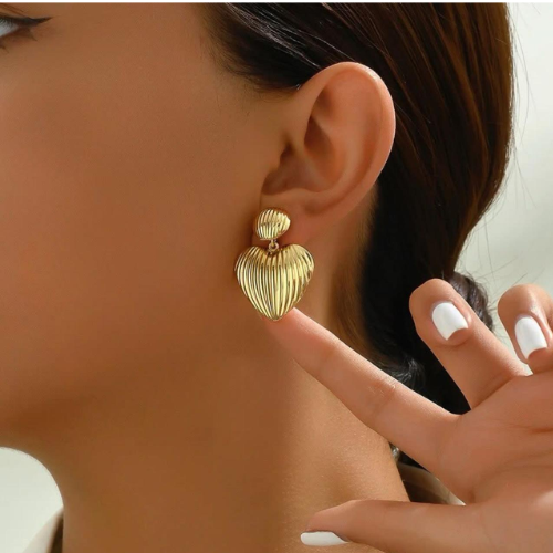 Aretes Corazón Acanalado Dorado – Estilo Elegante y Sofisticado