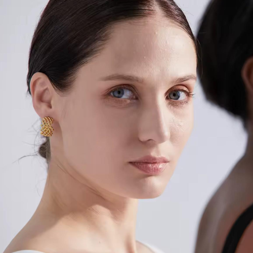 Aretes Dorados en Diseño de Malla Esférica – Estilo Elegante