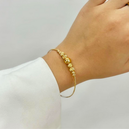 Manilla Dorada con Esferas Texturizadas – Elegancia Minimalista