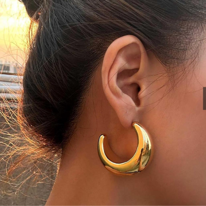 Aretes Dorados en Forma de Luna