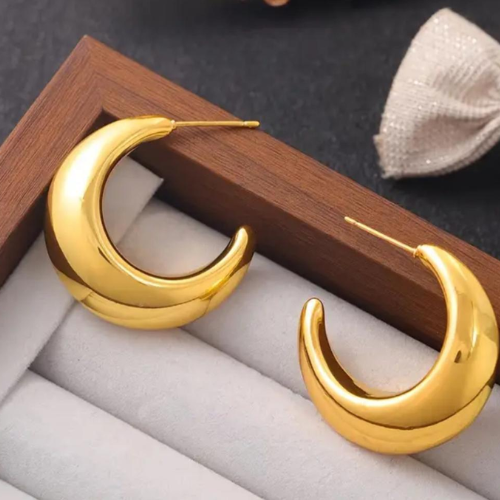 Aretes Dorados en Forma de Luna