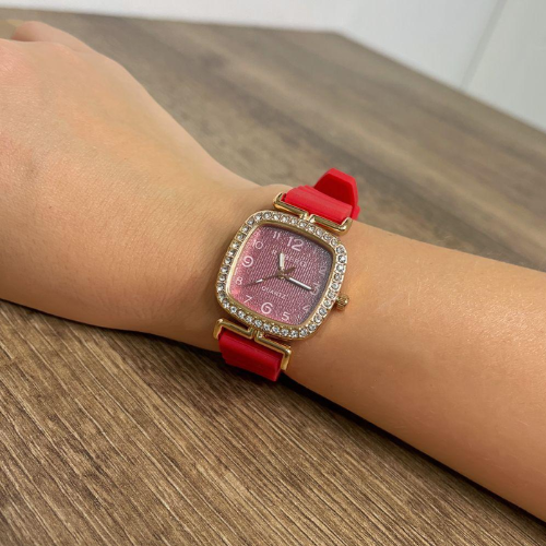 Reloj Análogo con Caja Cuadrada y Detalles de Brillo – Correa Roja o Lila Claro