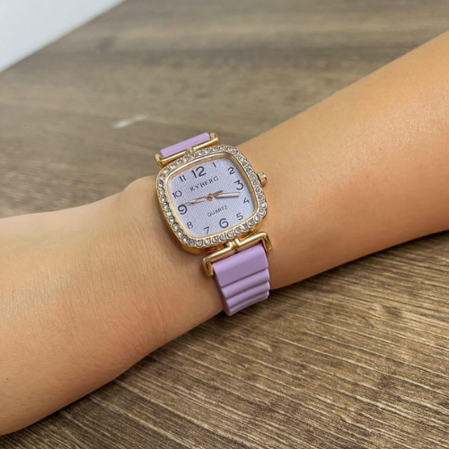 Reloj Análogo con Caja Cuadrada y Detalles de Brillo – Correa Roja o Lila Claro