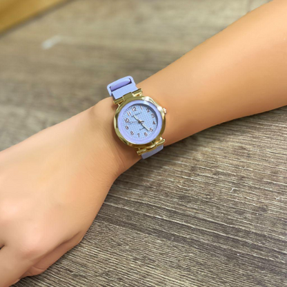 Reloj Análogo con Caja Dorada – Correa Lila