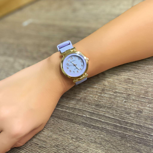 Reloj Análogo con Caja Dorada – Correa Lila