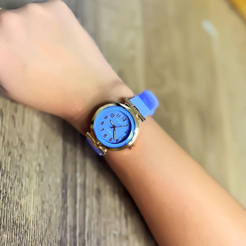 Reloj Análogo con Caja Dorada – Correa Lila