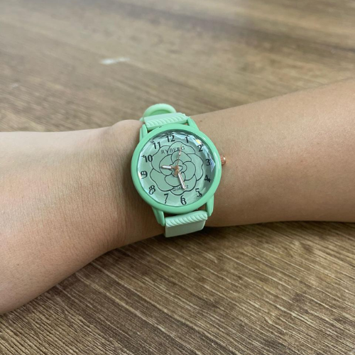 Reloj Análogo con Esfera Floral y Correa Gris